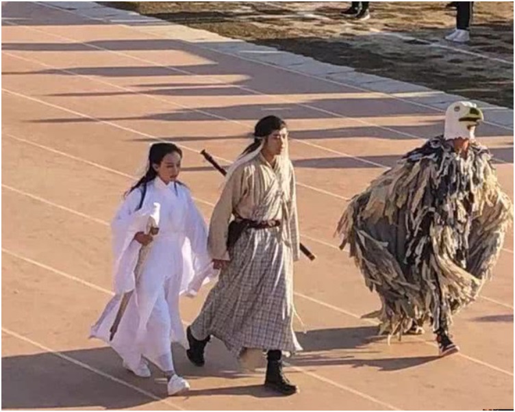 楊過拖著小龍女出場。網圖