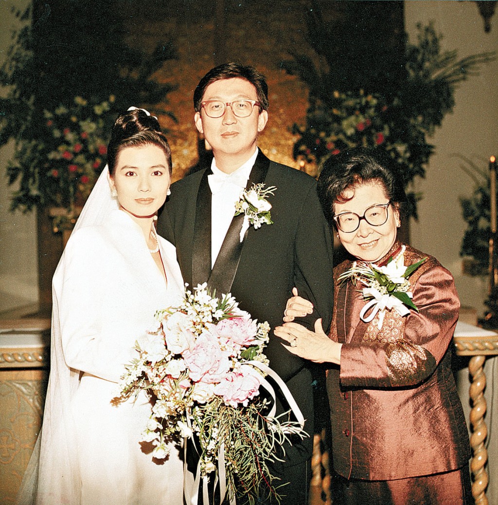 鍾楚紅1991年與廣告界才子朱家鼎結婚，當年花費200多萬港幣在美國行禮。