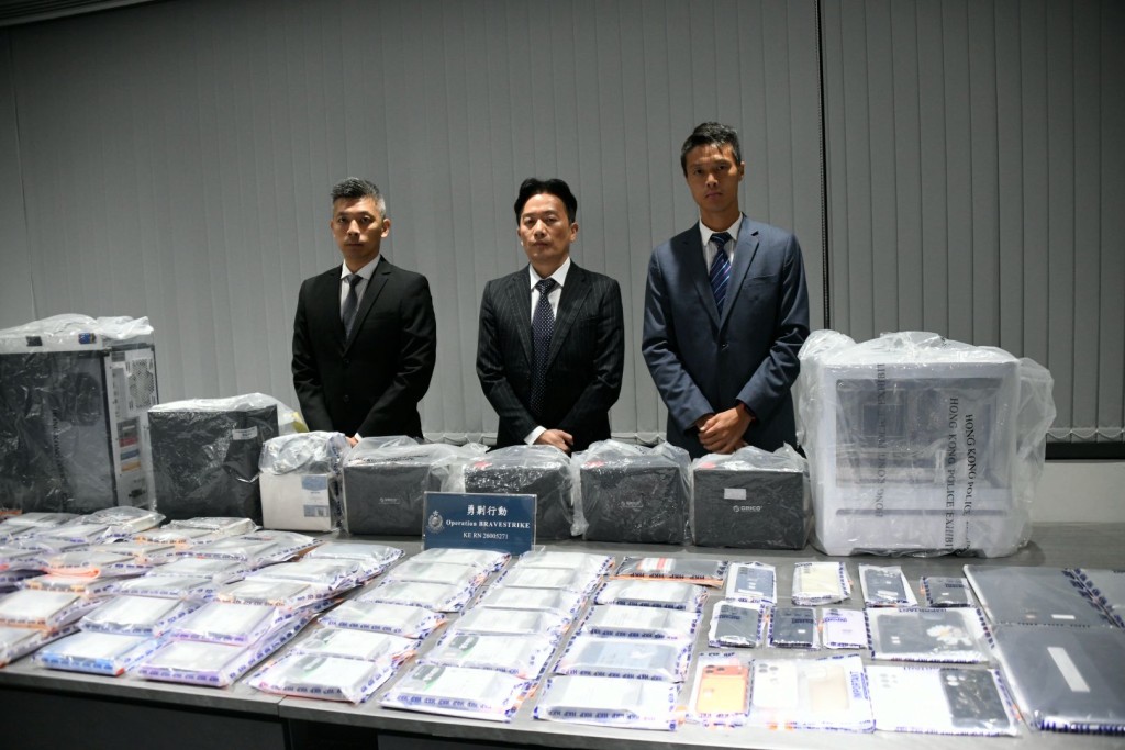 警方指被捕的21名男子，年齡介乎19至47歳，分別報稱地產經紀、學生、地盤工人、技工等。