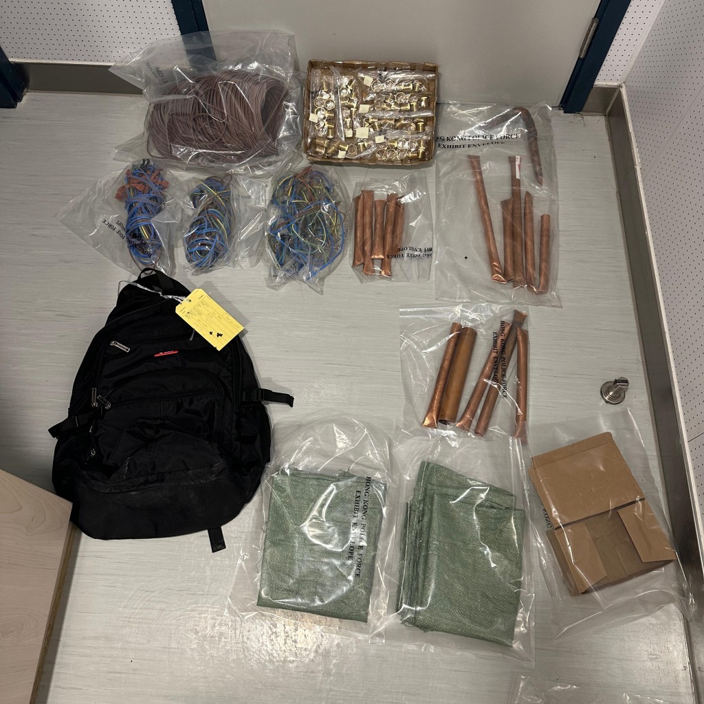 涉案證物及被盜財物等。警方圖片 涉案證物及被盜財物等。警方圖片