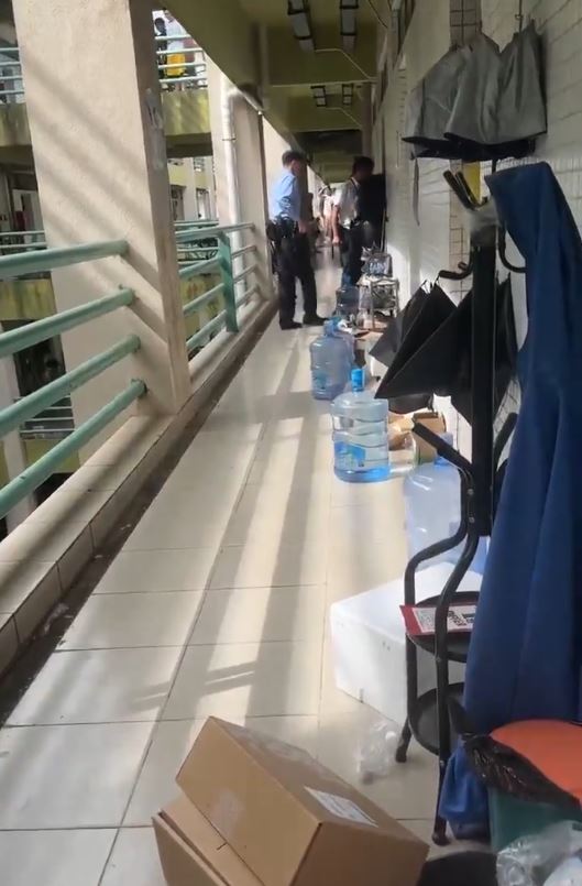 警方撞門進入疑犯藏匿的宿舍房間。影片截圖 警方撞門進入疑犯藏匿的宿舍房間。影片截圖