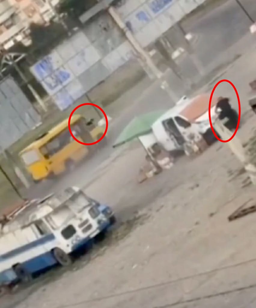 无人机却像“猫捉老鼠”般低飞尾随,并多次改变方向追赶男子。 无人机却像“猫捉老鼠”般低飞尾随,并多次改变方向追赶男子。