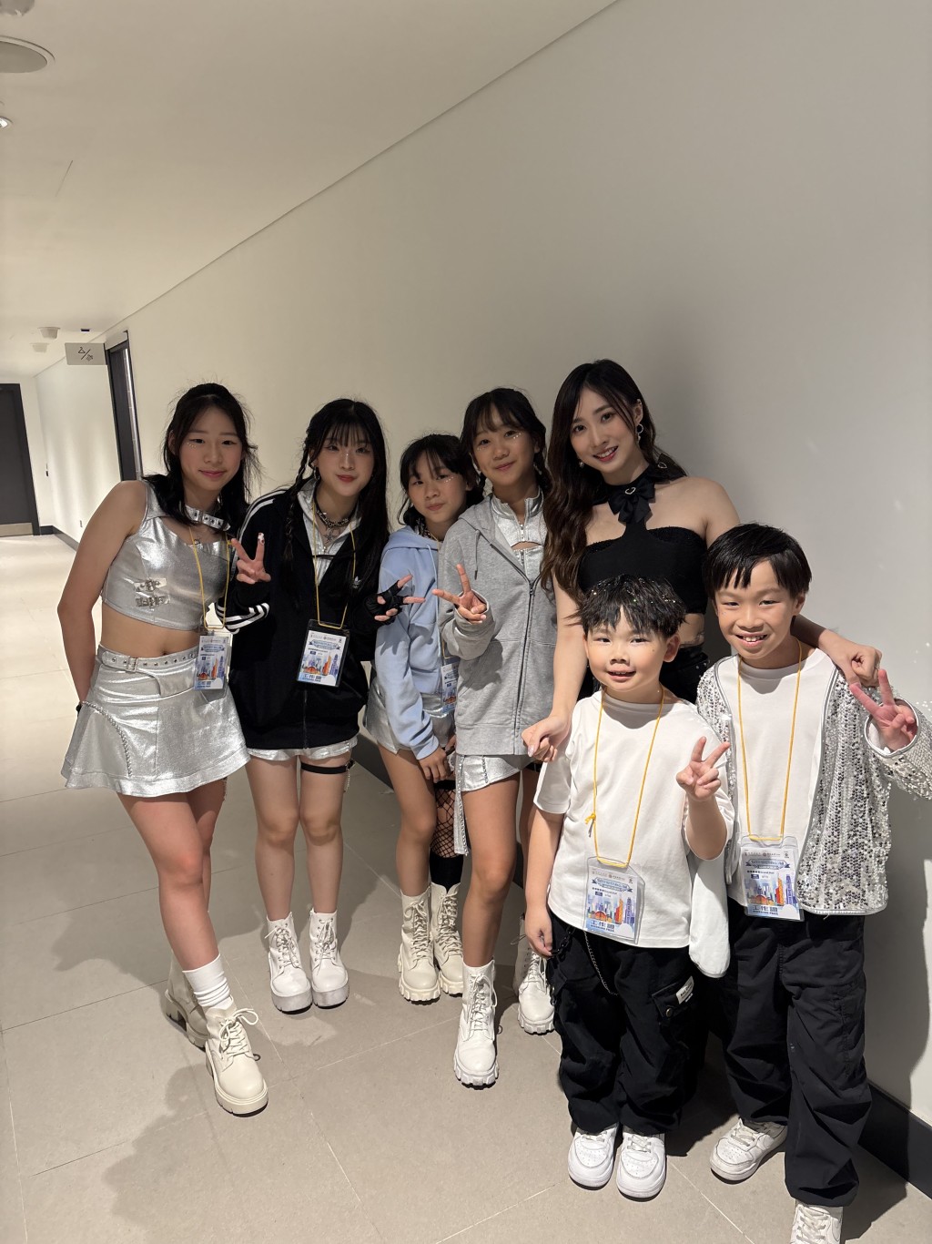 YS六位尖子對有份表演十分興奮。 YS六位尖子對有份表演十分興奮。