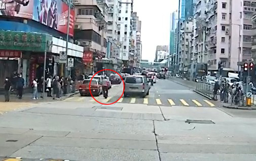 一名男子乘「风火轮」在马路上奔驰。
