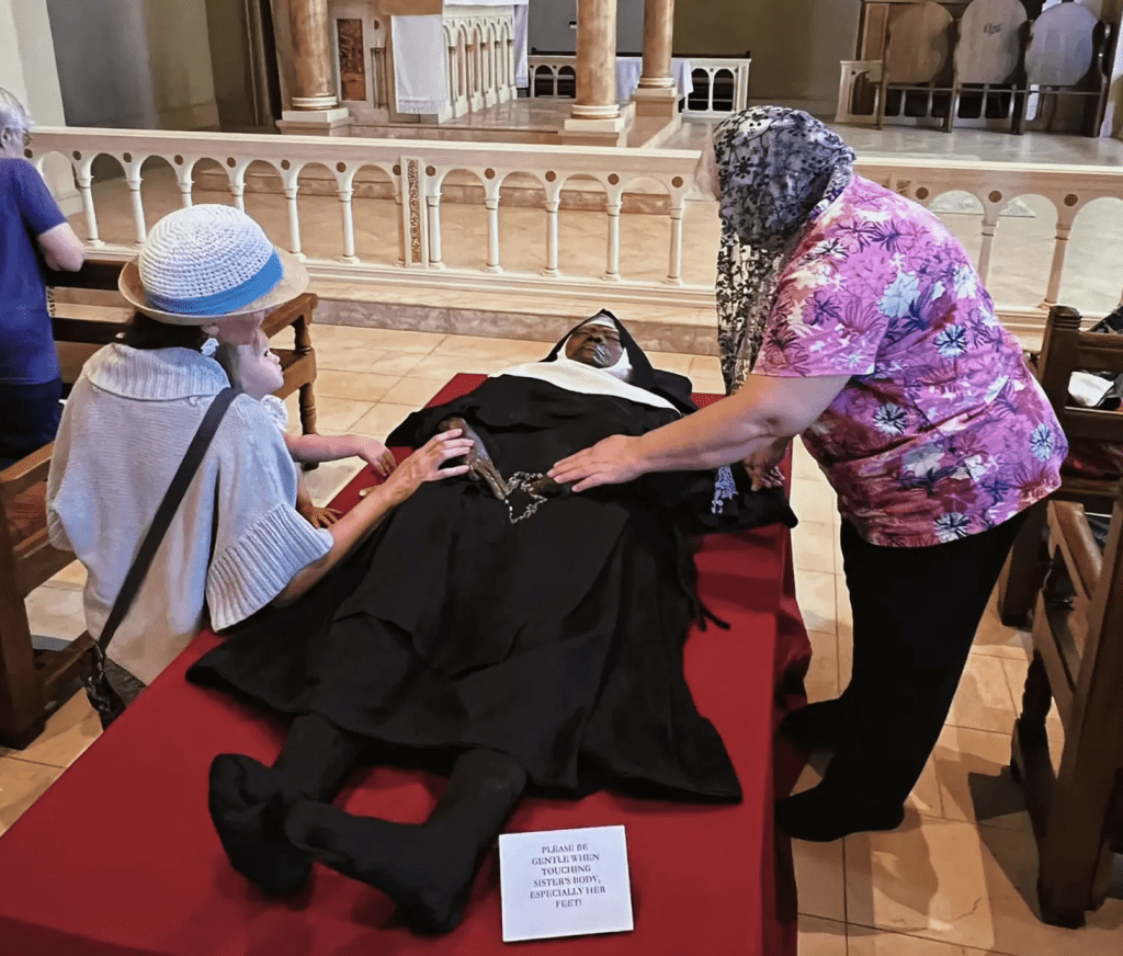 修道院表示，兰开斯特修女的遗体在清洗过后将开放瞻仰遗容至5月29日，之后会放入玻璃棺材里保存。fb图片