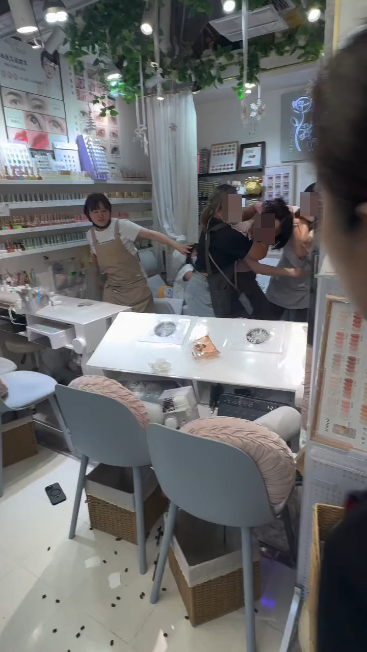 短髮的首飾店女職員被兩名美甲師扯頭髮。07._.81@Threads片段截圖 短髮的首飾店女職員被兩名美甲師扯頭髮。07._.81@Threads片段截圖