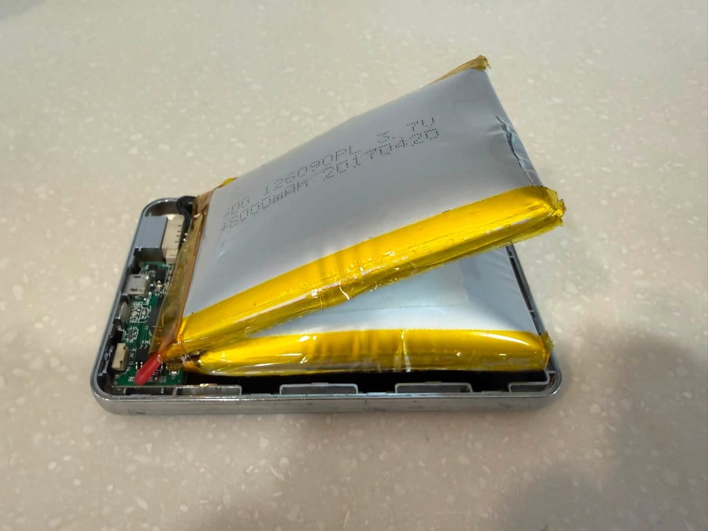 有網民驚見外置充電器出現嚴重發脹的情況