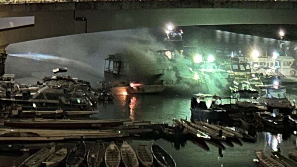 將軍澳海濱公園行人天橋底有船隻起火。蔡楚輝攝