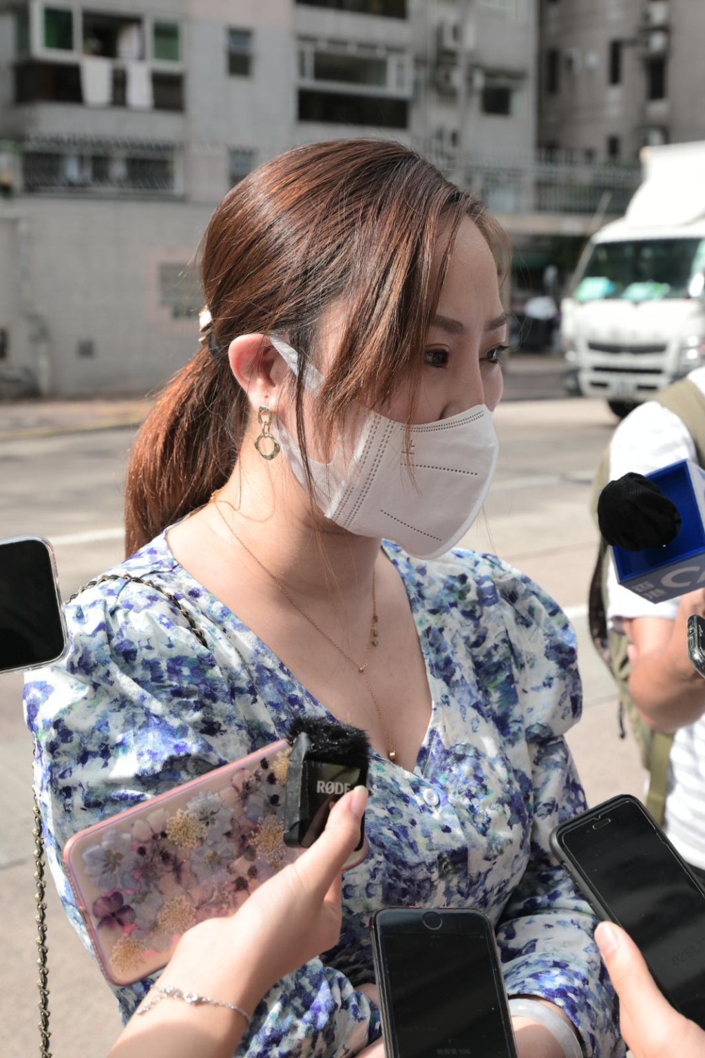 袁小姐今天特意請假,在喇沙小學校門外排隊交表。