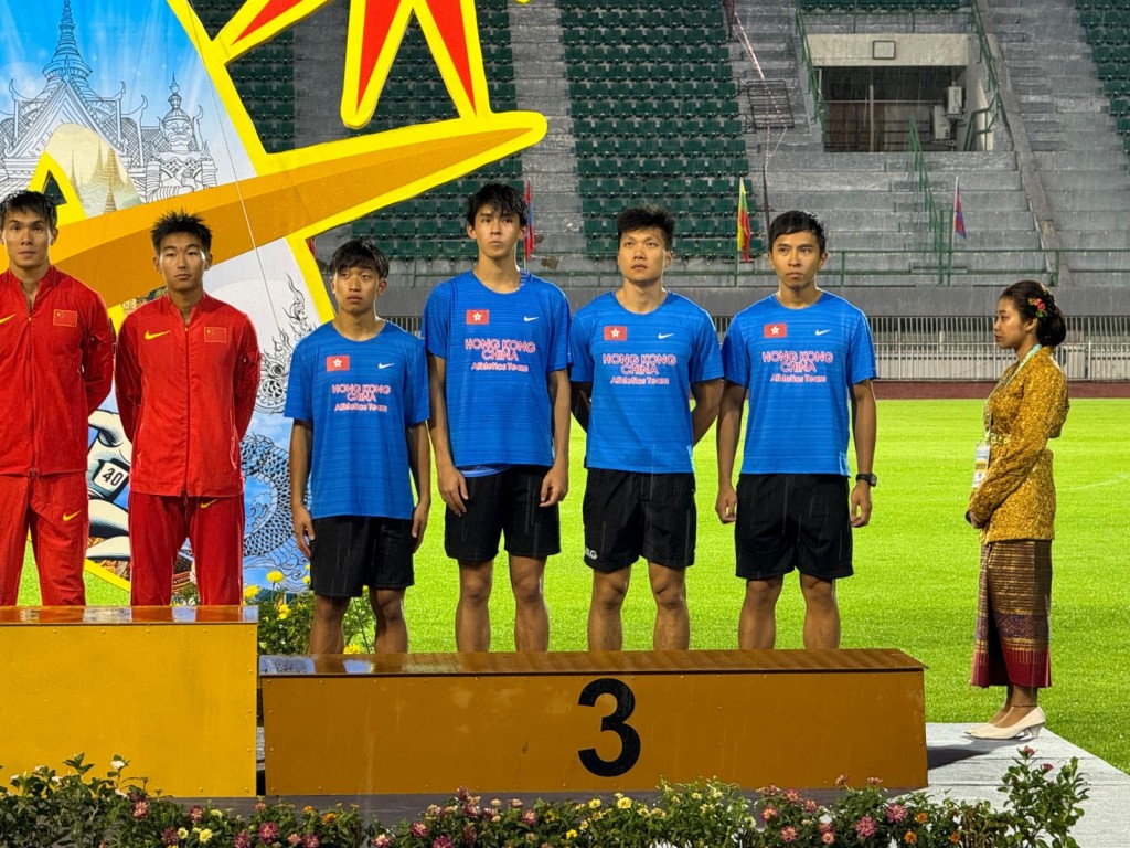 香港4位接力铜牌功臣（右起）刁俊稀、李康杰、吴君浩、陈一乐在颁奖台上。中国香港田总FB