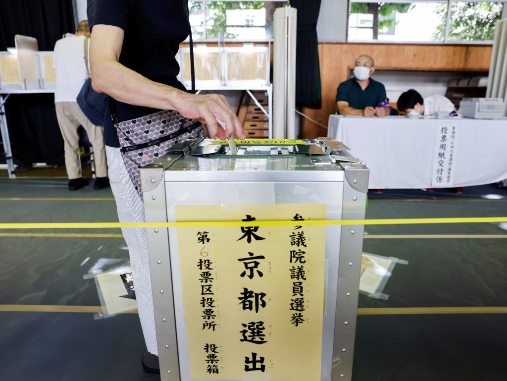 日本參議院選舉開始投票。 路透社