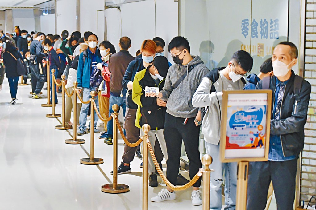 大批市民到上環港澳碼頭排隊購買船票。