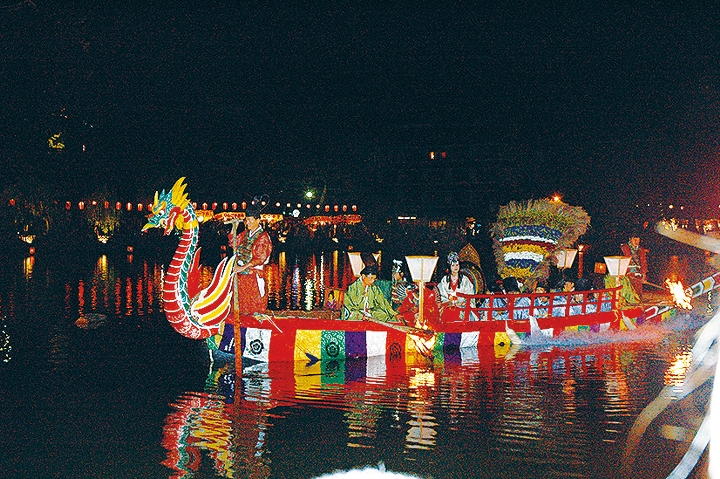 每逢中秋佳節都會在奈良公園猿沢池舉行采女祭鳳艇巡遊，本屆活動便因疫情取消。