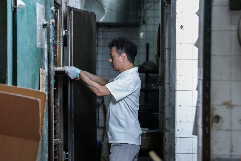 陳志雄每日清晨獨自一人完成打麵、壓麵、切麵、執麵全套工序。 陳志雄每日清晨獨自一人完成打麵、壓麵、切麵、執麵全套工序。