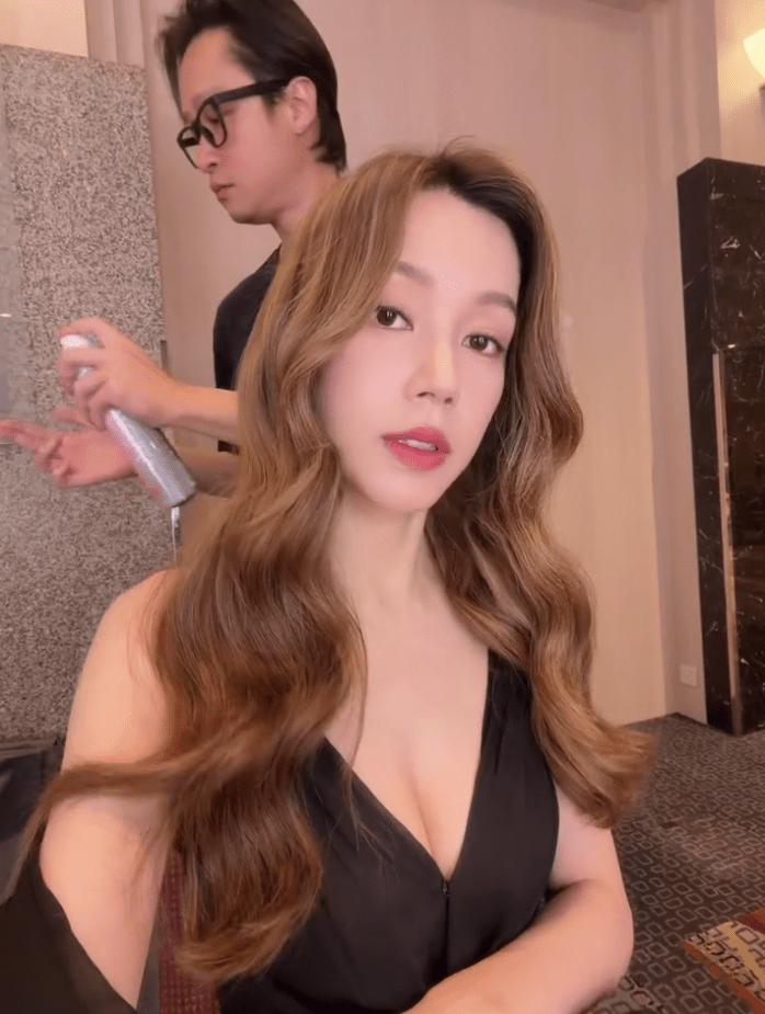 傅嘉莉早前弄頭髮時自拍，意外展示豐滿身材。