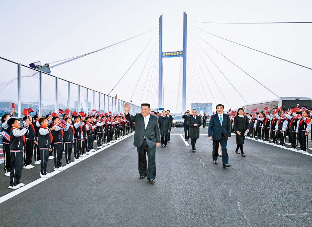 金正恩離開丹東時，王滬寧到中朝新鴨綠江大橋送行。