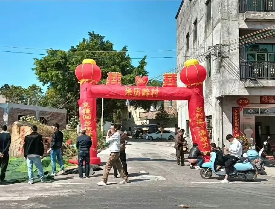 DeepSeek創始人回老家過年，家鄉立拱門歡迎。