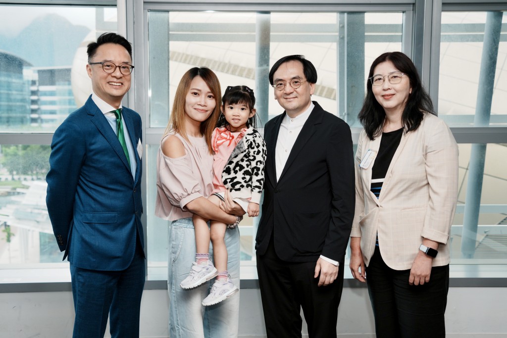 左起:香港中文大學婦產科學系教授黃志超、病人Jessica及女兒芯芯、中大婦產科學系教授梁德楊、MonoTx首席營運長鄭爽。 左起:香港中文大學婦產科學系教授黃志超、病人Jessica及女兒芯芯、中大婦產科學系教授梁德楊、MonoTx首席營運長鄭爽。