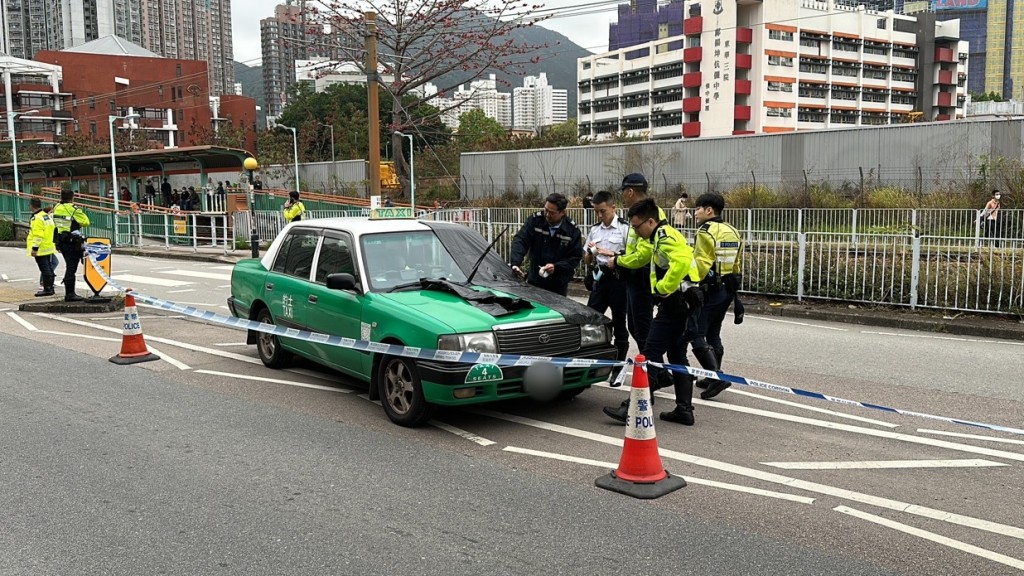 警員用黑膠紙封的士車頭調查。