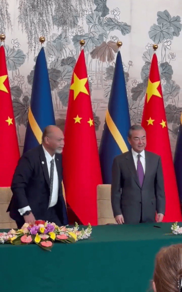 王毅在北京同瑙魯外長安格明簽署復外聯合公報。