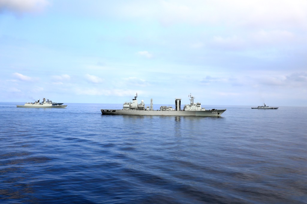 由中國軍艦看俄軍軍艦。
