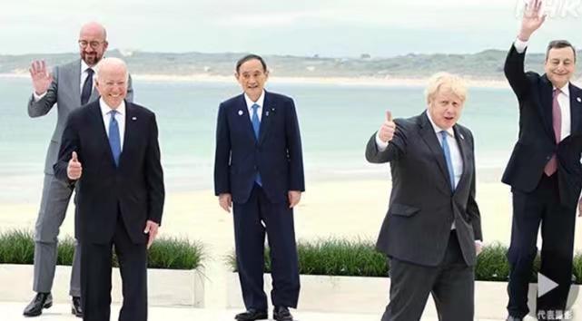 菅義偉未有一起揮手。