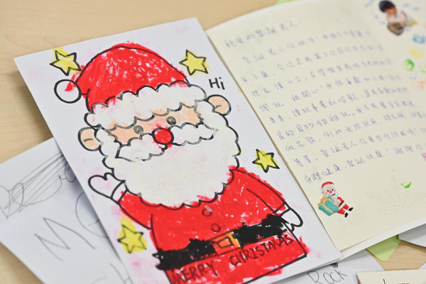 香港邮政每年收到约6,000封寄给圣诞老人的信件和圣诞卡，有人许下圣诞愿望，也有人分享生活点滴。政府新闻网图片