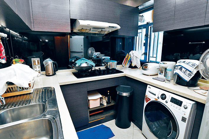 厨房面积偌大，能轻松容纳多组厨柜、料理枱及其他家电。