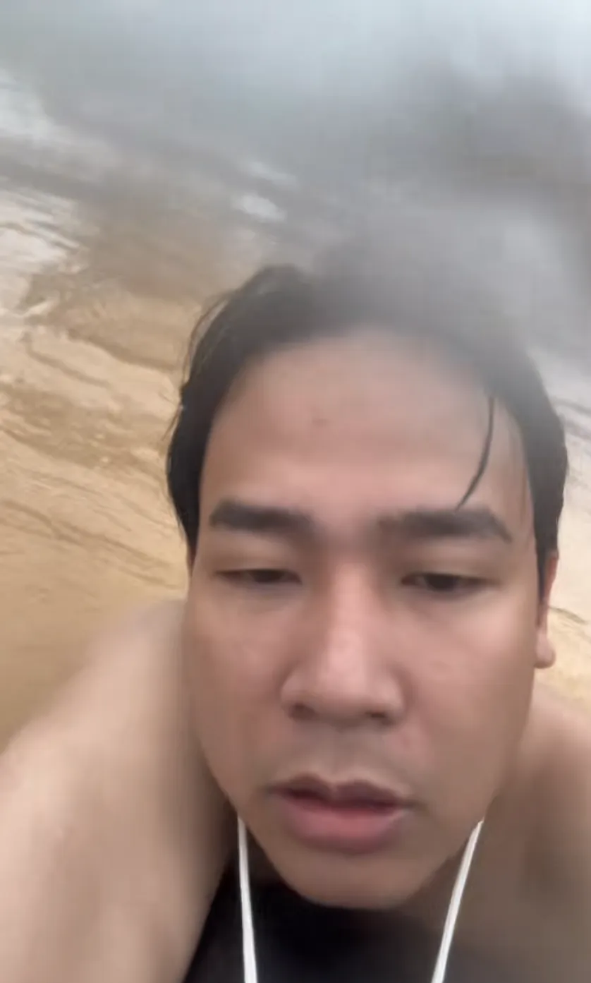游泳途中的謝先生。 游泳途中的謝先生。