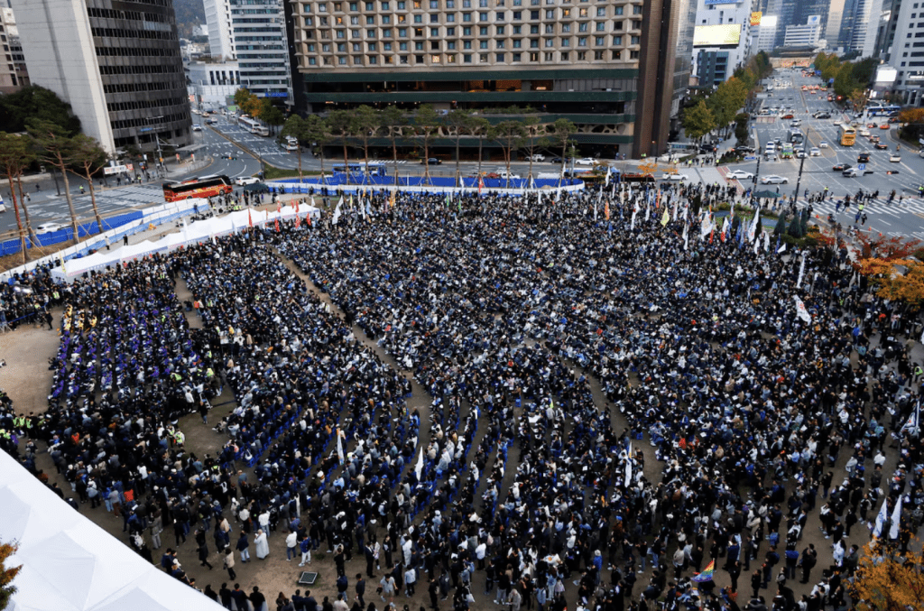 2023 年 10 月 29 日，韓國首爾，人們在集會前遊行，紀念梨泰院人踩人慘劇一周年。