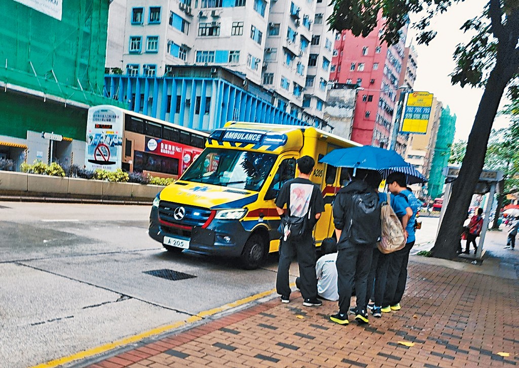 少年被一輛私家車撞傷，送院治理。