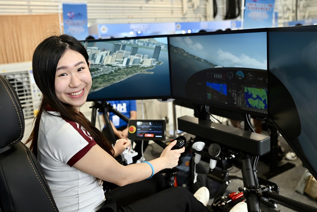 市民模擬駕駛飛機。