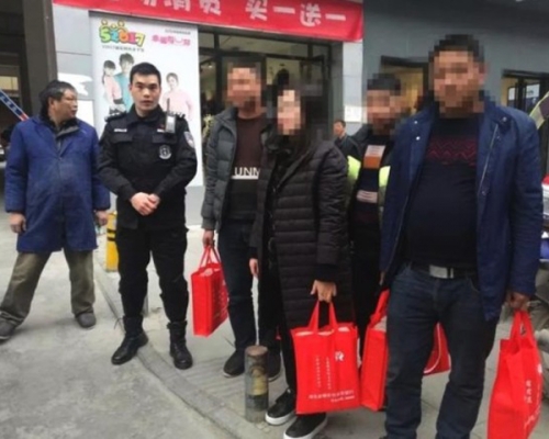 特警幫忙護送李女和巨額現金。 網圖