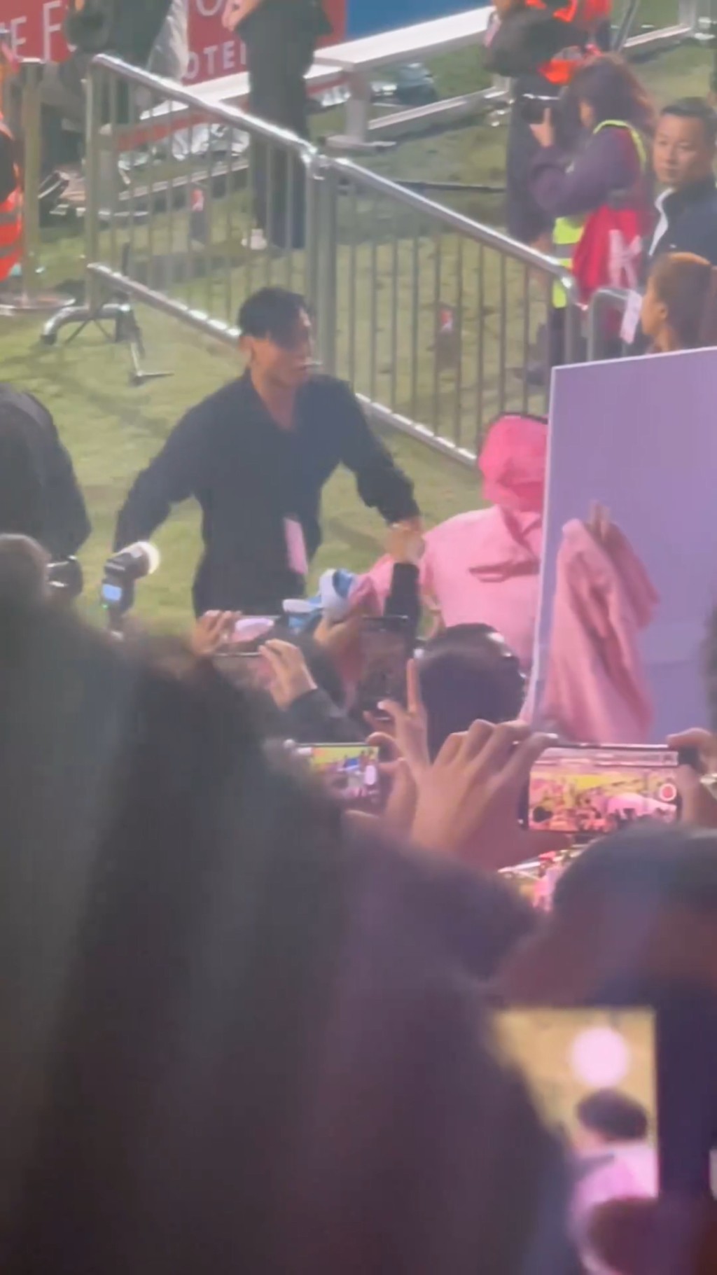 突然有球迷從被觀眾席的人群中，將一件粉紅的球衣扔中了美斯。