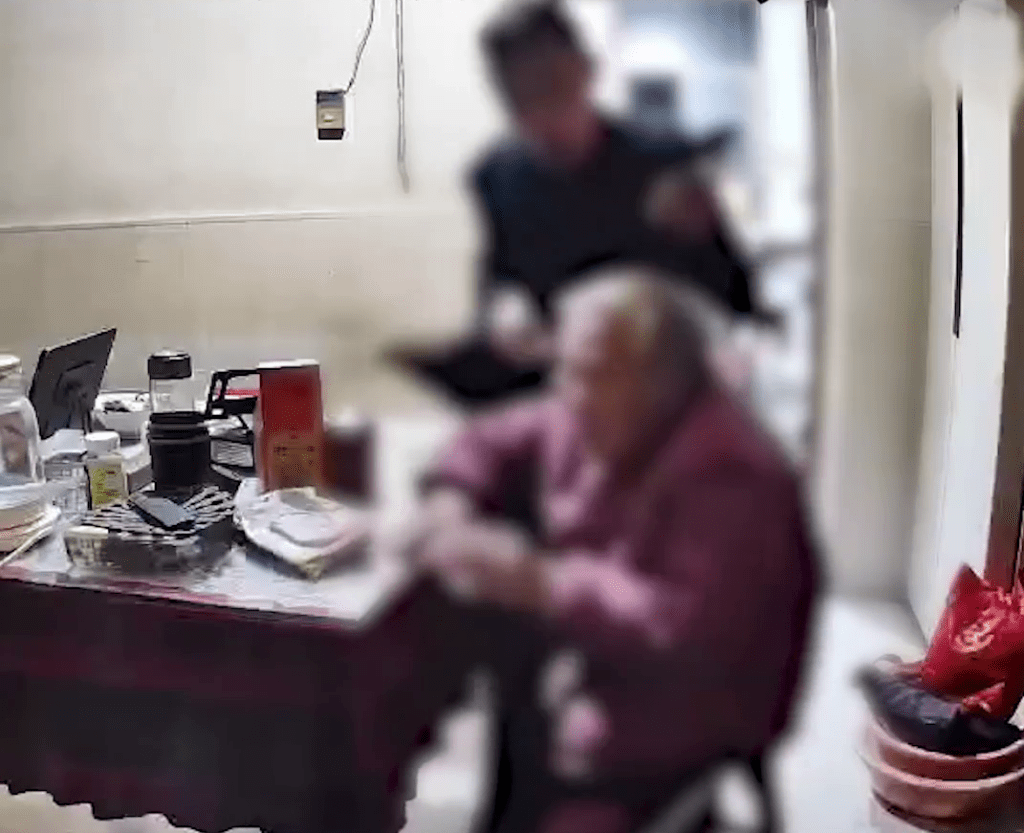 江蘇男因瑣事起爭執，動手打母親。