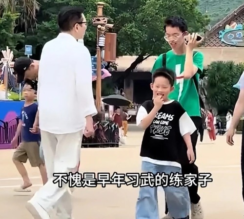 向華強瀟灑挺拔極有型。 向華強瀟灑挺拔極有型。