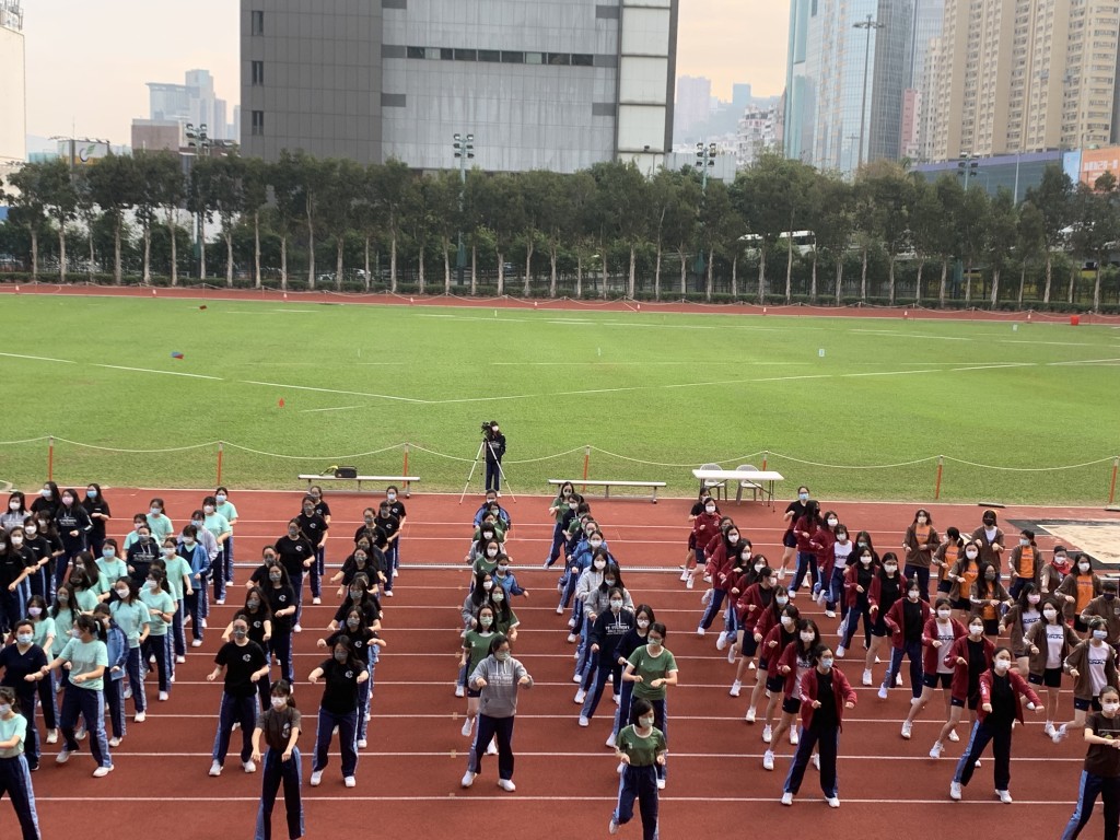 若學生於「自行」階段收到兩所參與派位學校的學位，將獲派首選中學。圖為聖士提反女子中學學生。