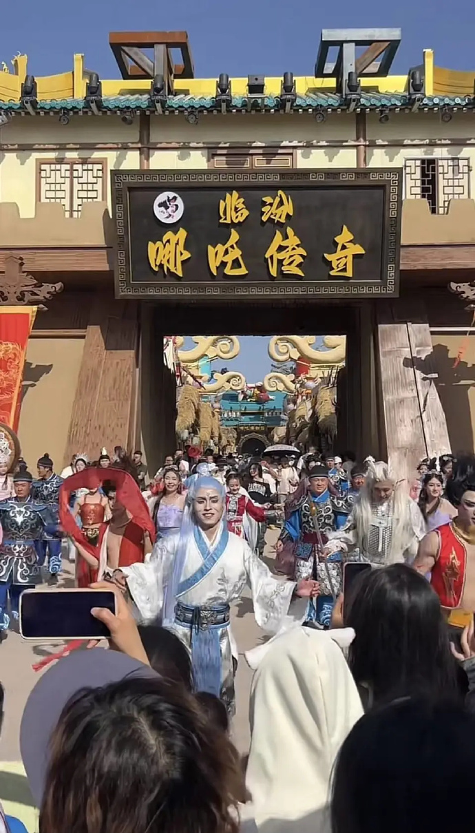 景区内有不少哪吒电影人物和游客互动,但管理公司称他们不是员工。 景区内有不少哪吒电影人物和游客互动,但管理公司称他们不是员工。