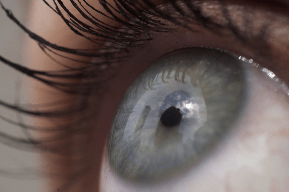 CDC提醒，眼睛出現黃、綠或無色分泌物，眼睛疼痛不適，眼睛或眼皮發紅，眼睛有異物感，眼睛畏光程度增加，視野模糊等等，應儘速就醫。AP資料圖