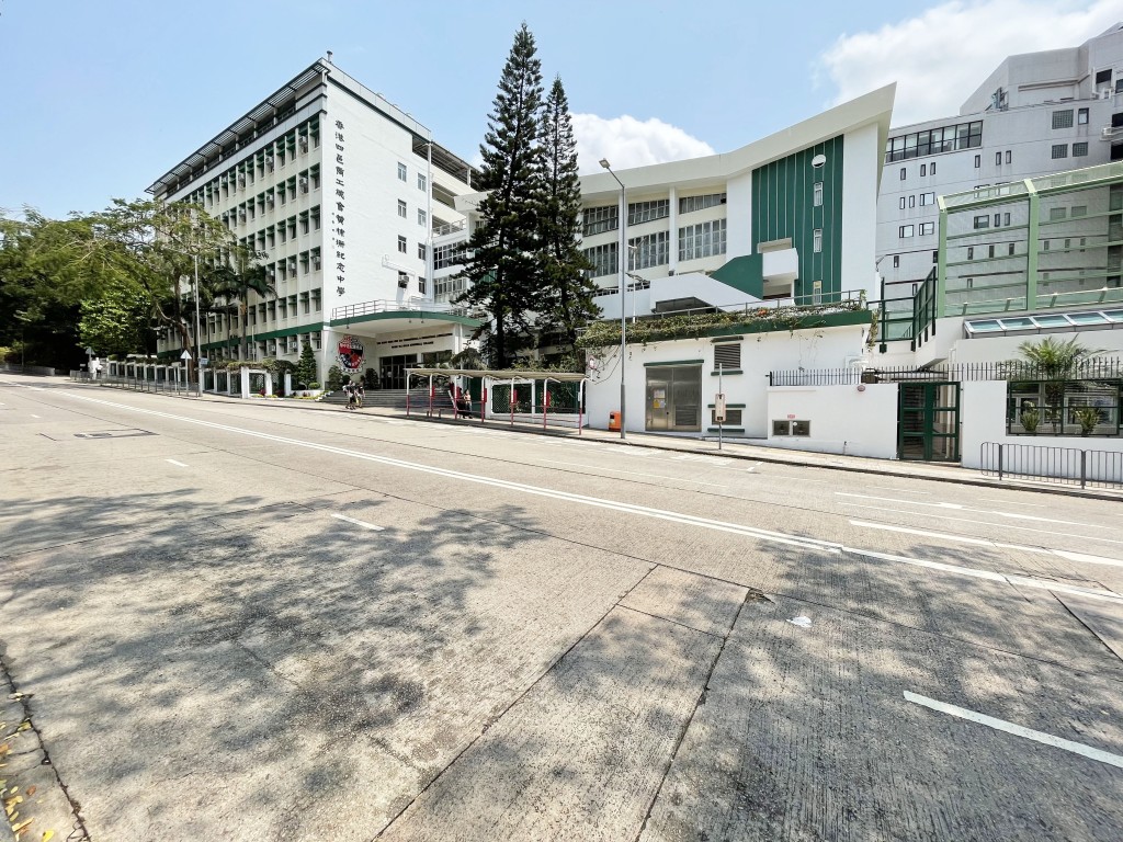 香港四邑商工總會黃棣珊紀念中學屬深水埗區內Band 1中學。