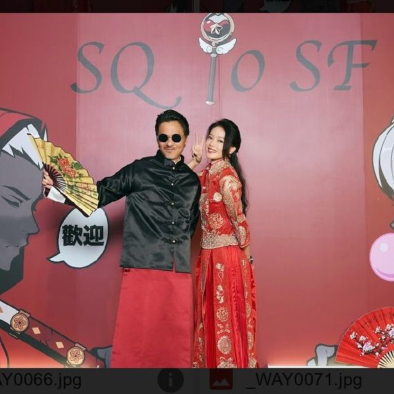 有网民留意到现场布景板写着“SQ 10 SF”，当中的“10”疑似是庆祝结婚10周年，惹人质疑两人在公布婚讯前早已结婚。