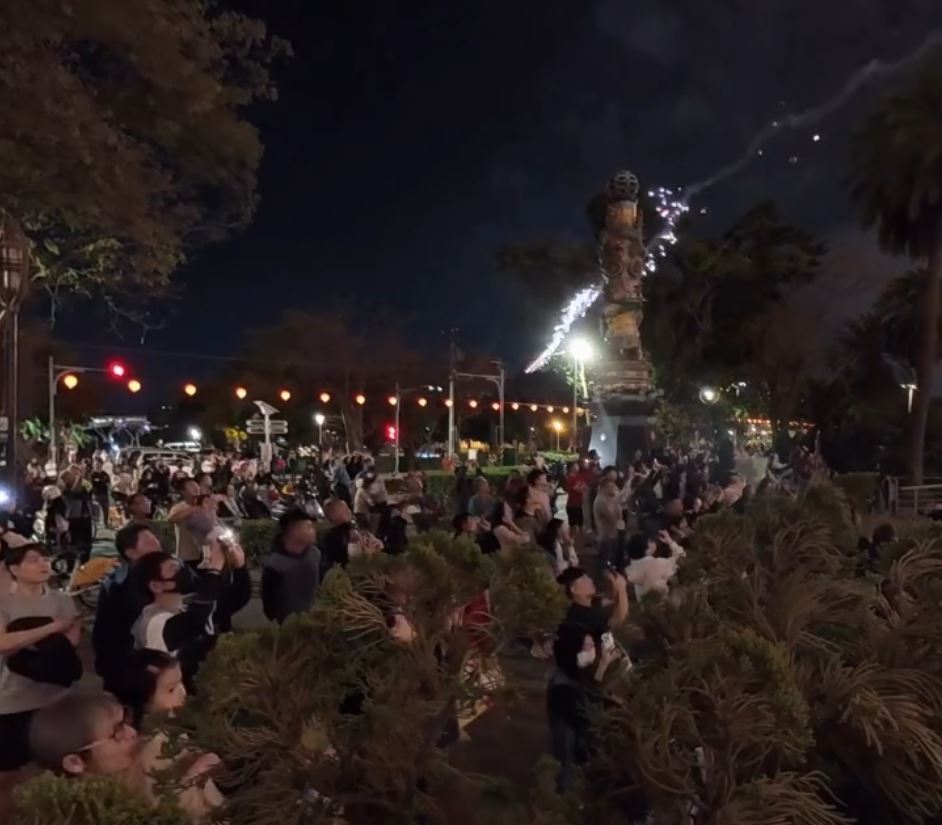 台灣高雄舉行煙花活動時，煙花彈意外射向人群。Threads@wang_flying  