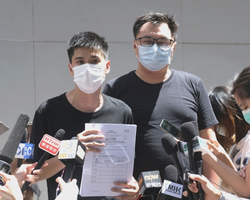 岑敖暉獲同樣在「超區」初選中出線的元朗區議員王百羽到場支持。