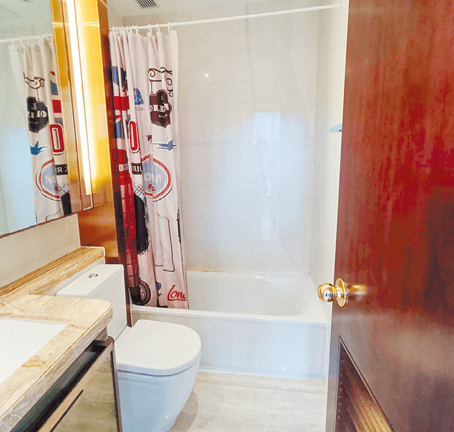 浴室保養新淨，提供浴缸等潔具。
