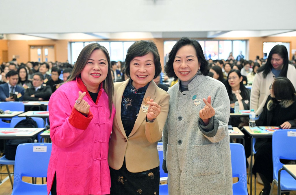 星島新聞集團舉行《我要讚佢》「最值得表揚學生獎勵計劃」年度旗艦活動，教育局局長蔡若蓮（中）、民政及青年事務局局長麥美娟（右）、文化體育及旅遊局局長羅淑佩（左）擔任主禮嘉賓。