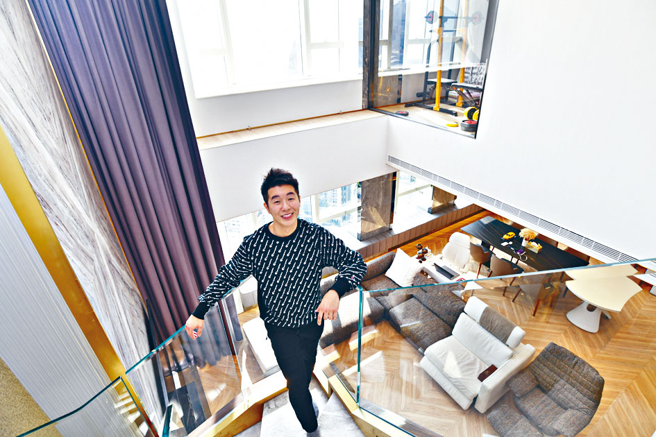 投資者姚君達「自製」名鑄複式戶，在上層拍攝客廳，有「遙距」感覺。