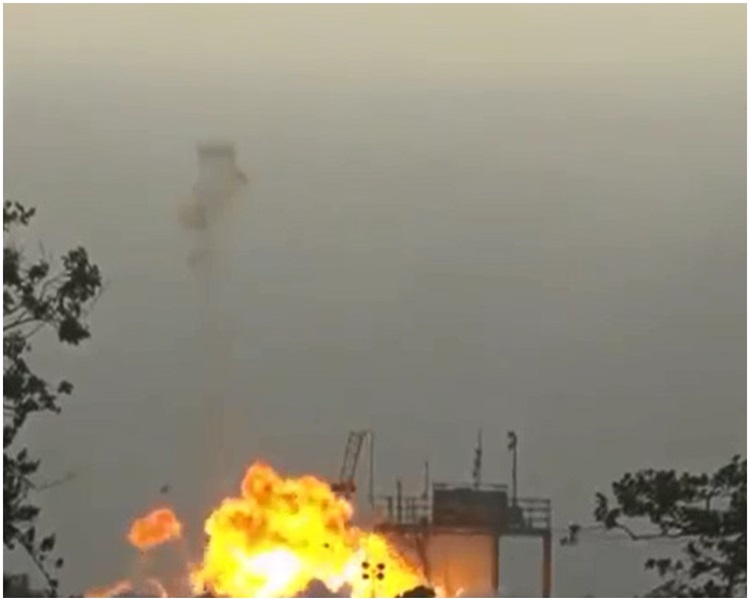 小型火箭「MOMO 2号」发射后即失控跌落发射台爆炸。网图