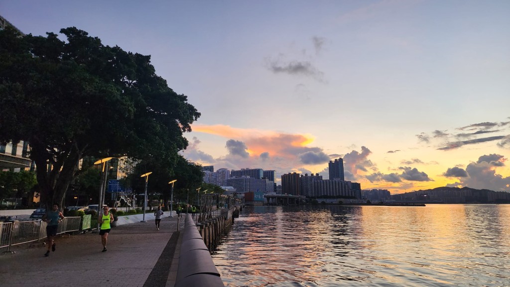 上午五時,熱帶風暴風神集結在馬尼拉之東南偏東約710公里,預料向西移動,時速約22公里,靠近呂宋一帶並逐漸增強。黎志偉攝 上午五時,熱帶風暴風神集結在馬尼拉之東南偏東約710公里,預料向西移動,時速約22公里,靠近呂宋一帶並逐漸增強。黎志偉攝