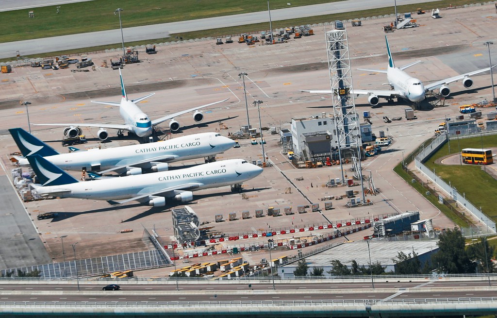 中東局勢引發油價飛升，航空界除了旅客機票價格上漲外，貨運物流界亦受燃油附加費急升困擾。