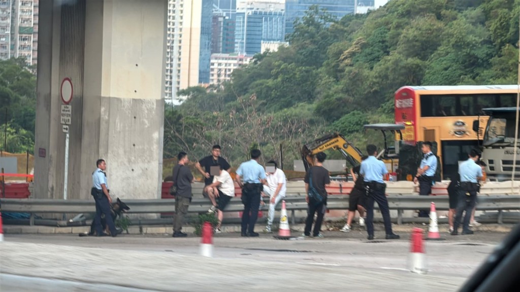 警方于将军澳隧道公路近收费亭截停一辆怀疑涉事私家车。黎志伟摄 警方于将军澳隧道公路近收费亭截停一辆怀疑涉事私家车。黎志伟摄